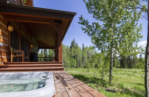 Tamarack Chalet De Esquí | Chalet de montaña con bañera de hidromasaje privada y magníficas vistas al prado.