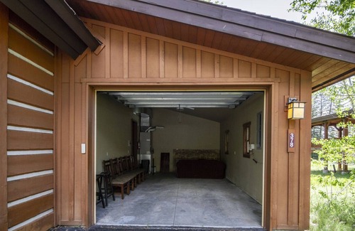 Tamarack Chalet De Esquí | Chalet de montaña con bañera de hidromasaje privada y magníficas vistas al prado.