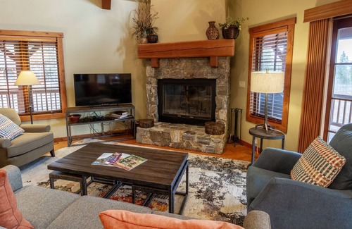 Tamarack Chalet De Esquí | Chalet de montaña con bañera de hidromasaje privada y magníficas vistas al prado.