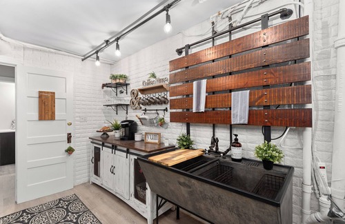 Washington Park West Casa | Mountain Charm in the City - Fireplace, Parking, WiFi