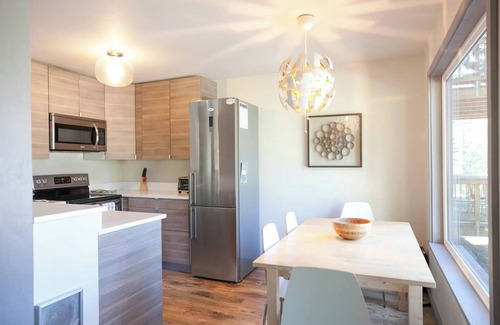 Alpine Meadows Condominio | Mountain Chic Condo | Near Alpine Meadows
