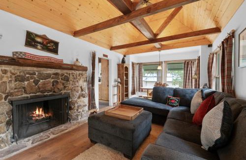 Boulder Bay Casa | Mountain Cottage - Hot Tub! Walk to Lake and National Forest Hiking Trails
