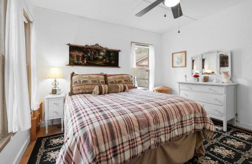 Boulder Bay Casa | Mountain Cottage - Hot Tub! Walk to Lake and National Forest Hiking Trails