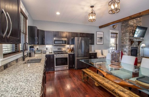 Blowing Rock Cabaña | Mountain Cottage with Scenic Views and Four Sleeping Areas
