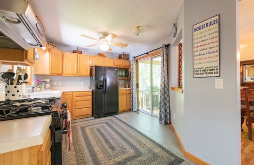 Waynesville Casa | Mountain Creek Casa de lujo W / Hot Tub, WiFi, y HBO