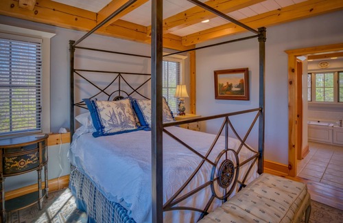 Mill Spring Cabina | Mountain Dream Luxury Cottage with Fireplace