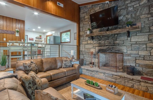 Maggie Valley Cabaña | Mountain Dreams Cottage - Peaceful, Charming, Pet Friendly, Creekside and Views!