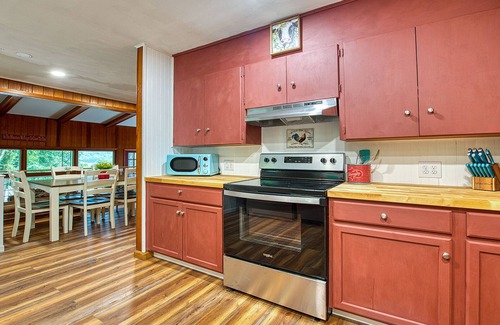 Maggie Valley Cabaña | Mountain Dreams Cottage - Peaceful, Charming, Pet Friendly, Creekside and Views!