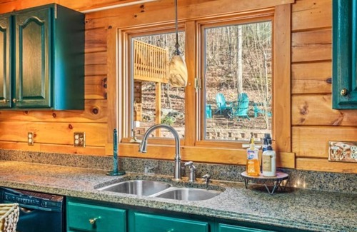 Massanutten Cabina | Mountain Escape / 6BR Cabin / Hot Tub / Billiards / Hike trail to GW Natl Forest