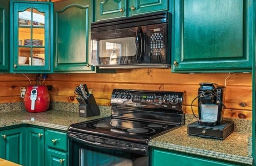 Massanutten Cabina | Mountain Escape / 6BR Cabin / Hot Tub / Billiards / Hike trail to GW Natl Forest