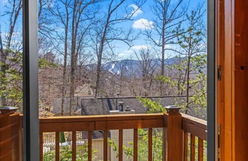 Massanutten Cabina | Mountain Escape / 6BR Cabin / Hot Tub / Billiards / Hike trail to GW Natl Forest