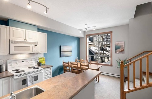 Village North Casa | Mountain Escape w/ Amazing Views | 2 bdr/2bath | free parking | Perfect Location