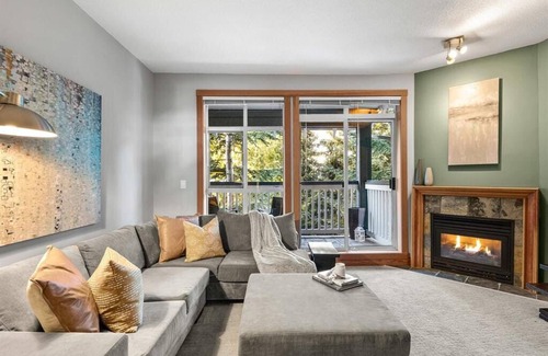 Village North Casa | Mountain Escape w/ Amazing Views | 2 bdr/2bath | free parking | Perfect Location