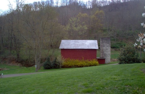 Waynesville Cabina | Mountain Farm Cottage, arroyos, vacas, aire fresco, agua de manantial, senderismo, privado.