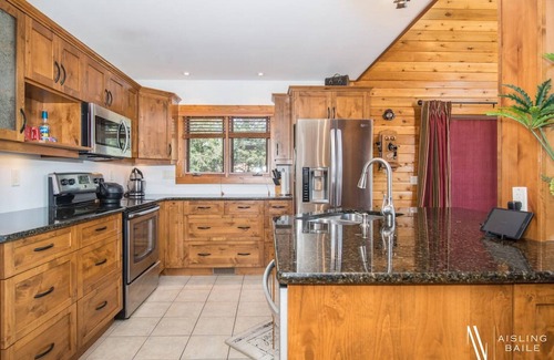 East Kootenay Apartamento | ⛰Mountain Getaway⛰ | Hot Tub | Fire Pit | Pool Table