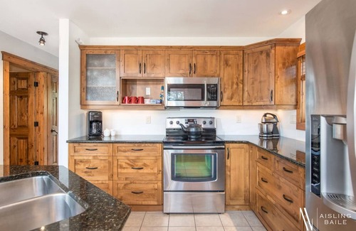 East Kootenay Apartamento | ⛰Mountain Getaway⛰ | Hot Tub | Fire Pit | Pool Table