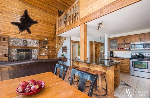 East Kootenay Apartamento | ⛰Mountain Getaway⛰ | Hot Tub | Fire Pit | Pool Table