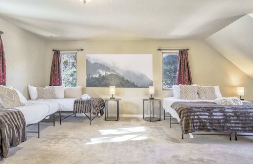 Cascade-Chipita Park Casa | Mountain Getaway with HotTub, Ping Pong, Gym