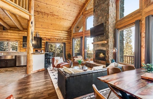 Valley of the Sun Cabina | Mountain Gem Lodge🏔 3 Acres 🌲 Hot Tub 💰$0 Cleaning Fee 🐾 Pet Friendly 🚙 Garage