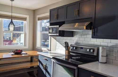 East Kootenay Casa | Mountain Getaway-Easy Walk to Base of the Ski Hill