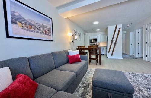 Killington Casa | Mountain Green Resort - 2BR, 2BA Renovated Condo, Pool, Hot Tub, Shuttle, Gym, Restaurant