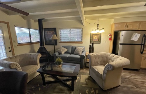 Mount Ida Cabaña | Mountain Harbor Lodge cottage on Lake Ouachita by RedAwning