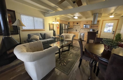 Mount Ida Cabaña | Mountain Harbor Lodge cottage on Lake Ouachita by RedAwning