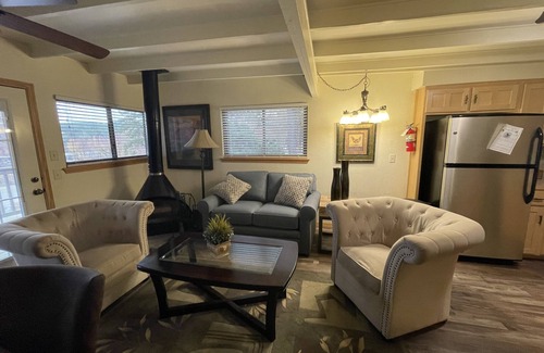 Mount Ida Cabaña | Mountain Harbor Lodge cottage on Lake Ouachita by RedAwning