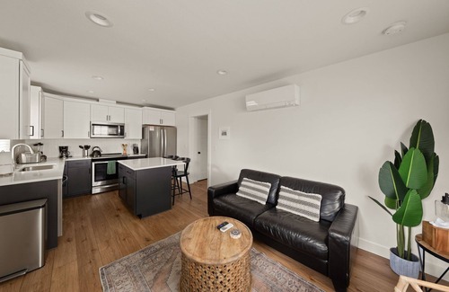 Southern Crossing Casa | Old Mill Cottage: Steps to Old Mill and Deschutes