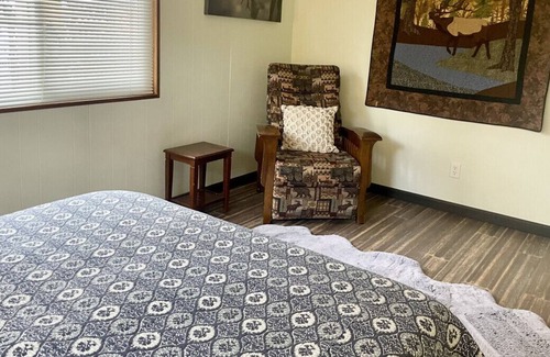 Wrightwood Cabina | Mountain Home near Ski Resort w/ Fireplace