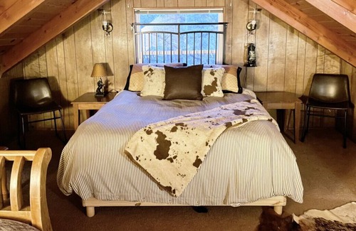 Wrightwood Cabina | Mountain Home near Ski Resort w/ Fireplace