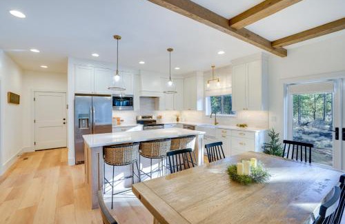 Oregon Water Wonderland Casa | Mountain Home with Private Hot Tub and River Access!