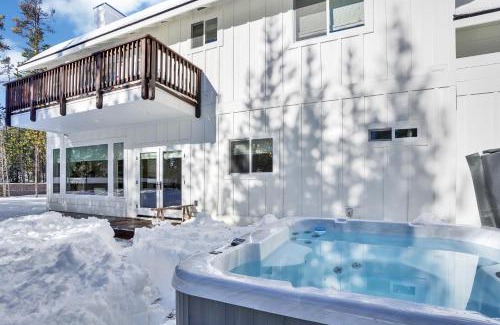 Oregon Water Wonderland Casa | Mountain Home with Private Hot Tub and River Access!