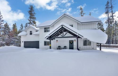 Oregon Water Wonderland Casa | Mountain Home with Private Hot Tub and River Access!