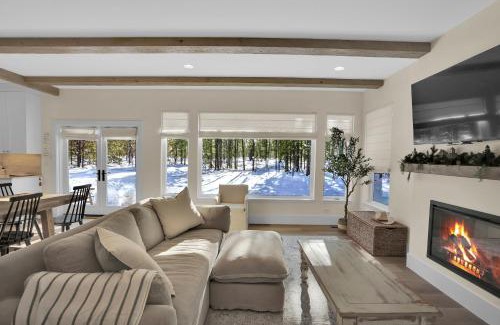 Oregon Water Wonderland Casa | Mountain Home with Private Hot Tub and River Access!