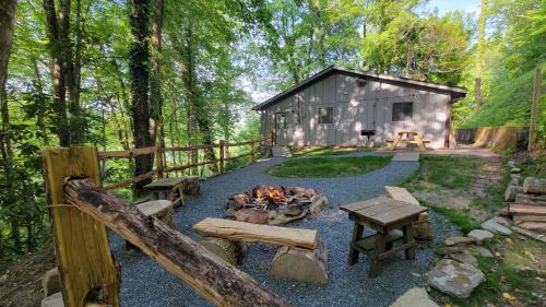 Topton Casa | Mountain Lake Retreat I Getaway with Stunning Views