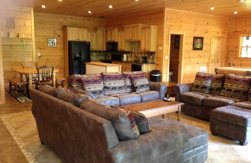 Blairsville Casa | Mountain Lakefront Log Cabin on Lake Nottely in Blairsville and near Blue Ridge