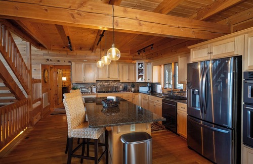 Ferguson Cabina | Mountain Lodge, Spacious Living, Vast Views, Pool Table, Hot Tub, Gas Logs
