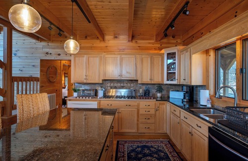 Ferguson Cabina | Mountain Lodge, Spacious Living, Vast Views, Pool Table, Hot Tub, Gas Logs
