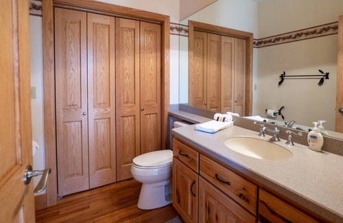 Lake George Cabina | Mountain Lodge with sauna-350 acres. 5 minutes from fishing, kayaking, boating!