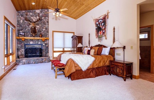Lake George Cabina | Mountain Lodge with sauna-350 acres. 5 minutes from fishing, kayaking, boating!