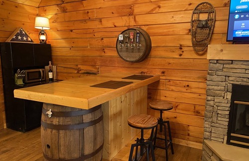 Jamestown Cabina | Mountain Log Cabin on Dale Hollow Lake/ Obey River