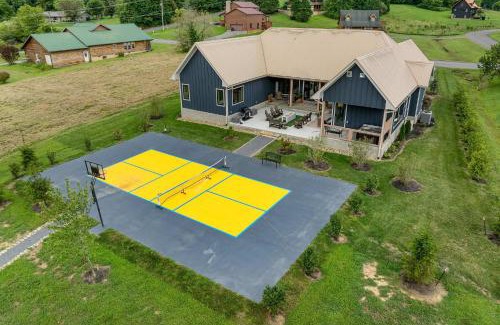 Gatlinburg - Pigeon Forge Casa | Mountain Luxury Private Resort Style Amenities