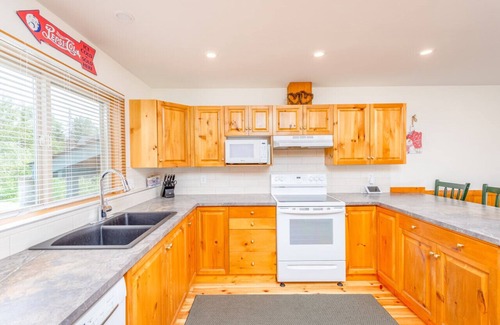 Snow Pine Estates Casa | Mountain Magic: Hot Tub, Games & Ski in/ski out