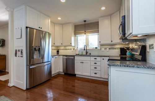 Luray Casa | Mountain Meadow Cottage w/ Hot tub