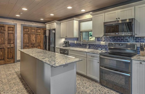 Morganton Cabina | Mountain Meadow Lodge - Pet Friendly | Large Private Yard | 4 King Beds