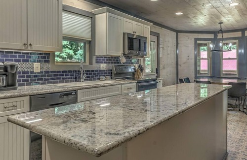 Morganton Cabina | Mountain Meadow Lodge - Pet Friendly | Large Private Yard | 4 King Beds