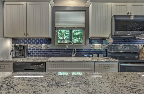Morganton Cabina | Mountain Meadow Lodge - Pet Friendly | Large Private Yard | 4 King Beds