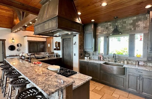 Northwest Montana - Glacier National Park Casa | Mountain Modern Family 6-Acre Luxury Home & Guest Cabin w/Lake View & Nearby Lake Access