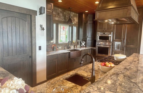 Northwest Montana - Glacier National Park Casa | Mountain Modern Family 6-Acre Luxury Home & Guest Cabin w/Lake View & Nearby Lake Access